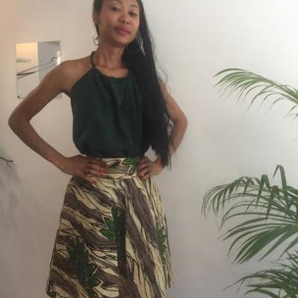 Cyndi Size M Green Floral Print Skirt Knee Lenght..